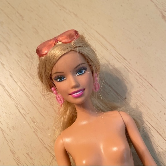 1999 Mattel Barbie Doll Flat Big Feet Blonde Hair sunglasses & earrings jointed - Picture 5 of 9